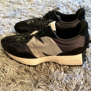 ✌️SOLD✌️ New Balance 327 Black Orca Grey women’s 7.5